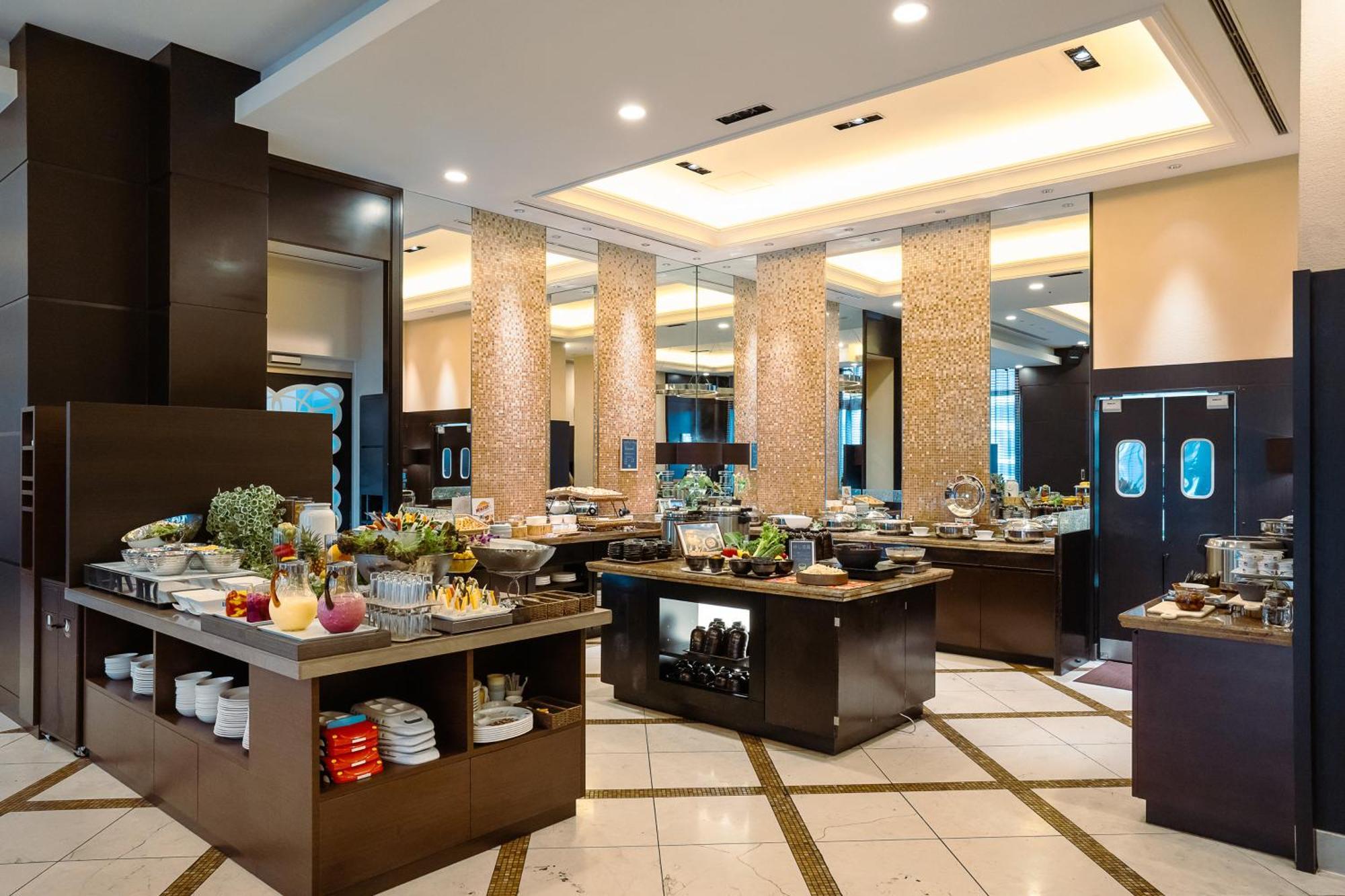 Отель Doubletree By Hilton Наха Экстерьер фото