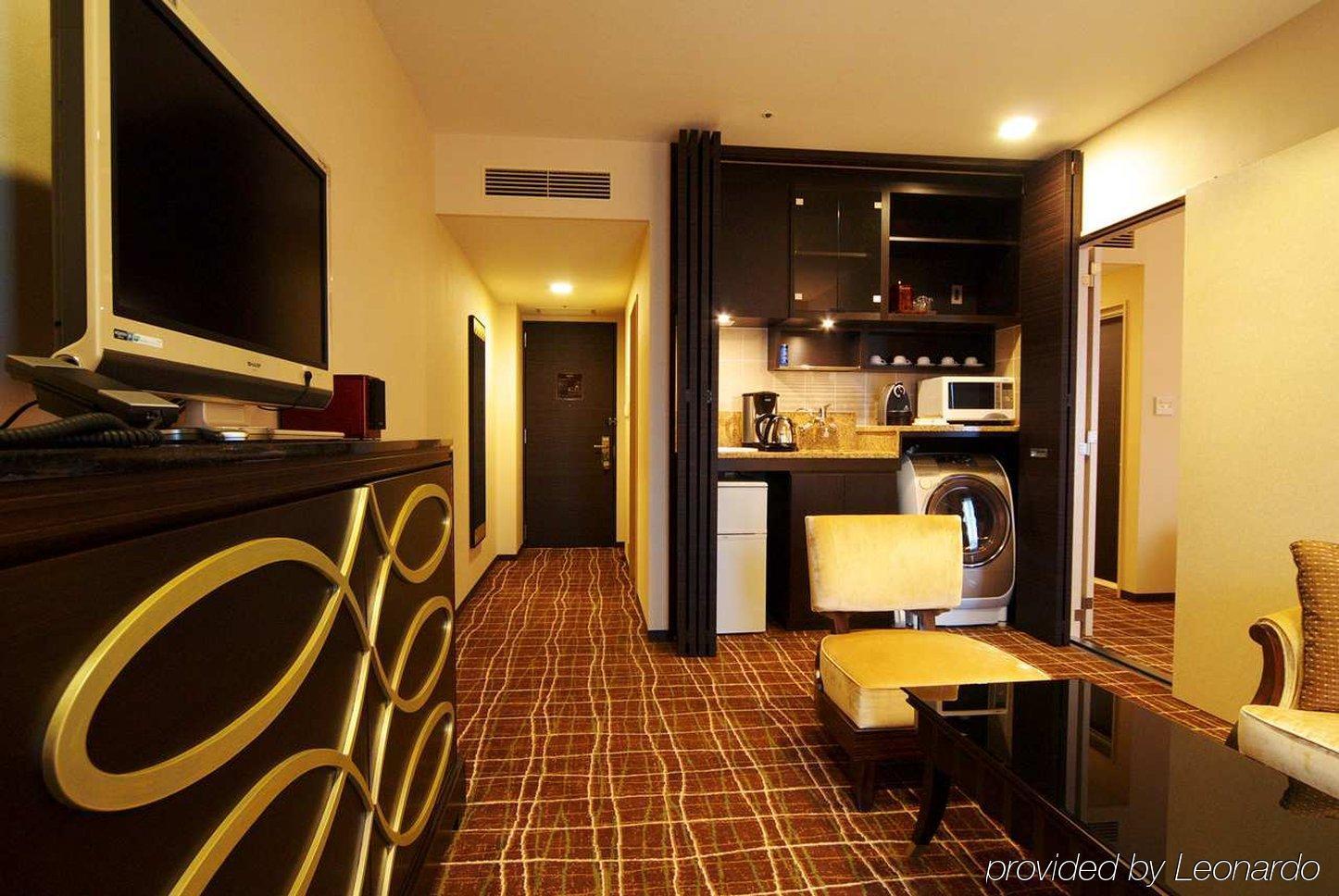 Отель Doubletree By Hilton Наха Экстерьер фото
